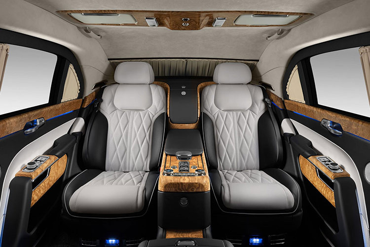 Sau khi sản xuất số ít xe cho các yếu nhân như Tổng thống và Thủ tướng Nga, năm 2019, những chiếc Aurus Senat thương mại chính thức được giới thiệu rộng rãi tại triển lãm xe hơi Moscow. Ngoài dành cho những chính khách, hãng xe Nga còn nhắm tới những khách hàng siêu giàu ở Nga và châu Âu.