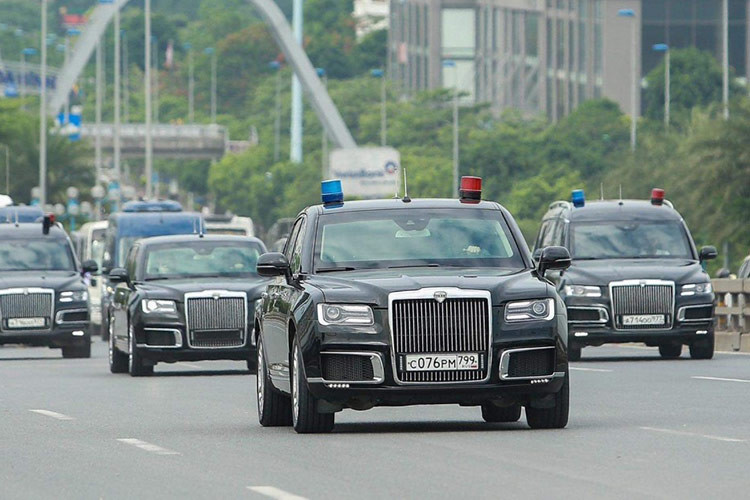 Ở bản sedan, kích thước xe siêu sang Aurus Senat thu ngắn lại với chiều dài 5.630 mm và trục dài cơ sở 3.300 mm. Tất nhiên, so với chiếc xe của Tổng thống Putin, các bản thương mại này cắt bỏ hầu hết các tính năng, trang bị đặc biệt bảo vệ yếu nhân vốn là bí mật quốc gia. 