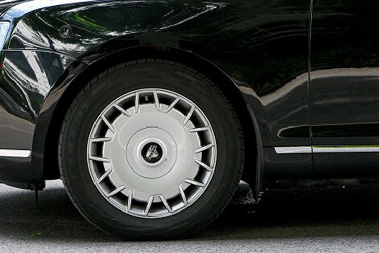 Đương nhiên, xe dành cho yếu nhân luôn phải được gia cố và có những trang bị rất riêng với sự an toàn gần như tuyệt đối. Hệ thống khung gầm và thân vỏ của chiếc xe này được bọc thép dày 15mm, kính trước dày 65mm, có khả năng chống các loại bom, mìn và súng bắn thẳng. Các bánh xe trang bị lốp gia cố đặc biệt, đảm bảo không thể bị xịt khi bị tấn công. 