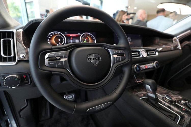 Ở bên trong, không gian của xe sử dụng những chất liệu siêu xa xỉ như các hàng ghế bọc da màu trắng cao cấp và các chi tiết nội thất ốp gỗ bóng. Ghế sau có thể nghiêng 45 độ, trang bị cả vũ khí gắn ở cửa xe cùng nhiều tiện ích đặc biệt khác. Tổng trọng lượng của chiếc xe bọc thép này lên tới hơn 6 tấn.