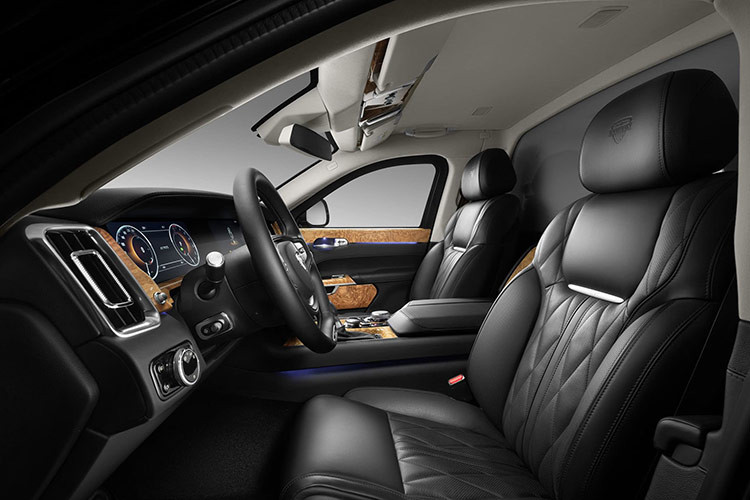 Chiếc xe của Tổng thống Putin có thể hoạt động bình thường ngay cả khi di chuyển trong nhiệt độ -50 độ C. Siêu xe này có thiết kế để người bên trong có thể sống sót trong nhiều tình huống, ví dụ đóng chặt cửa khi bị tấn công hoá học hay có thể chìm hoàn toàn trong nước và hoạt động như một chiếc tàu ngầm.