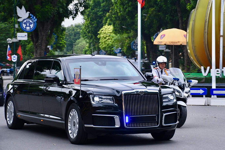 Trong 7 chiếc Aurus của Tổng thống Nga Vladimir Putin mang sang Việt Nam, có 2 chiếc limousine siêu sang bọc thép chống đạn mang tên Aurus Senat - đây là mẫu xe chuyên dùng để chở Tổng thống, còn lại là 2 chiếc sedan và 3 chiếc MPV phục vụ các mục đích khác nhau.