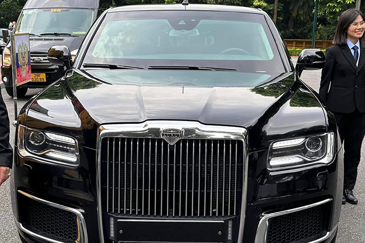So với các đối thủ của mình, Aurus Senat có kích cỡ vượt trội. Bản limousine có chiều dài 6.630 mm, trục cơ sở dài 4.300 mm, lớn hơn hẳn so với những siêu sang nổi tiếng tiếng dài như Rolls-Royce Phantom (dài 5.982 mm, trục dài cơ sở 3.552 mm) và Bentley Mulsanne (dài 5.575 mm, trục dài cơ sở 3.266 mm).