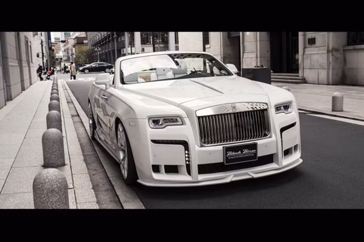 Khi tìm kiếm các hãng độ cho mẫu siêu xe sang Rolls-Royce Dawn, thực sự là không có nhiều lựa chọn. Một cái tên quen thuộc nổi lên vẫn là Wald International từ Nhật Bản. Wald cũng có nhiều đại lý cung cấp các sản phẩm của mình ở nhiều nơi trên thế giới.