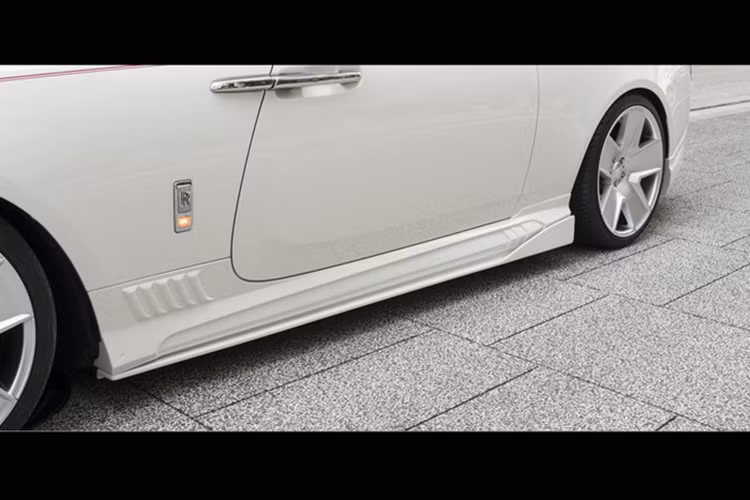 Một số đèn LED mới bổ sung ở cản trước theo chiều đứng tạo thêm sự độc đáo. Đối với ốp sườn, chi tiết lạ mắt là 5 đường xếp nếp kiểu "mang cá". Trong khi phần cản sau có vẻ năng động hơn với cấu trúc khuếch tán khí động ở vùng giữa. Bộ mâm Wald 5 chấu bản lớn hoặc có thể chọn mâm 5 chấu kép thanh nhã hơn. 