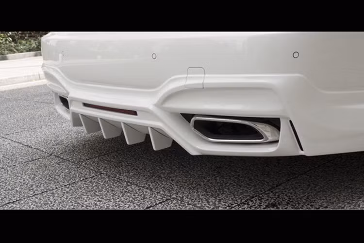 Dĩ nhiên với đường xá tốt như ở Nhật thì xe hạ thấp khá sát với mặt đường vẫn có thể đi lại tốt, trong khi đó nếu độ kiểu này ở Việt Nam thì gặp nhiều khó khăn. Bên cạnh đó, phần cản trước của xe cũng được Wald tạo hình cách điệu nhưng vẫn giữ thiết kế chủ đạo của lưới tản nhiệt và đèn xe