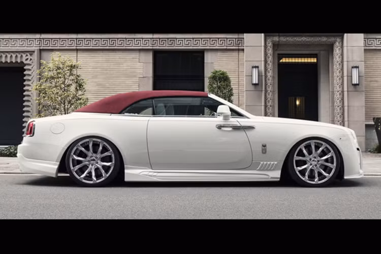 Tại Nhật Bản, bộ bodykit này có hai lựa chọn với 2 loại vật liệu khác nhau. Bộ bodykit 3 chi tiết có giá 1,55 triệu Yên (khoảng 310 triệu đồng) với vật liệu kết hợp Carbon và FRP, trong khi với giá thấp hơn chỉ khoảng 1,25 triệu Yên (khoảng 250 triệu đồng) với chỉ loại vật liệu FRP.