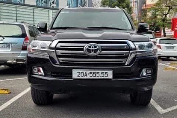 Toyota Land Cruiser 2022 tại Việt Nam sử dụng hệ thống động cơ mới với máy xăng V6, dung tích 3.5 lít, tăng áp kép, sản sinh công suất tối đa 409 mã lực và mô-men xoắn cực đại 650 Nm. "Trái tim" này của Toyota Land Cruiser 2022 sẽ đồng hành cùng hộp số tự động 10 cấp hoàn toàn mới.