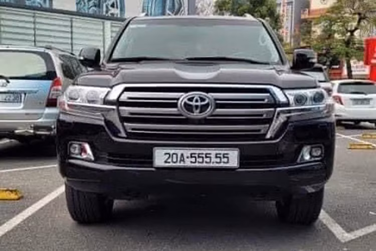 Toyota Land Cruiser 2022 tại Việt Nam sử dụng hệ thống động cơ mới với máy xăng V6, dung tích 3.5 lít, tăng áp kép, sản sinh công suất tối đa 409 mã lực và mô-men xoắn cực đại 650 Nm. "Trái tim" này của Toyota Land Cruiser 2022 sẽ đồng hành cùng hộp số tự động 10 cấp hoàn toàn mới.