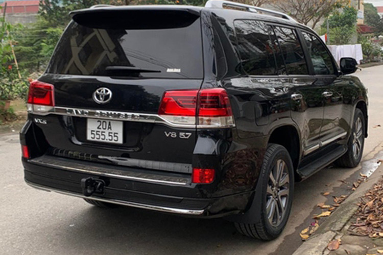Mới đây, vị đại gia tại Thái Nguyên - chủ nhân chiếc xe SUV Toyota Land Cruiser 2022 này đã may mắn bấm được biển số "ngũ quý 5" 20A-555.55 gây chú ý cộng đồng yêu xe Việt.