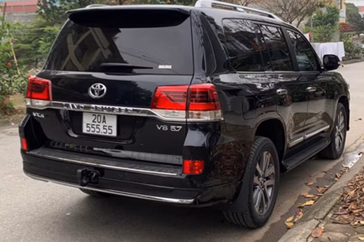 Mới đây, vị đại gia tại Thái Nguyên - chủ nhân chiếc xe SUV Toyota Land Cruiser 2022 này đã may mắn bấm được biển số "ngũ quý 5" 20A-555.55 gây chú ý cộng đồng yêu xe Việt.