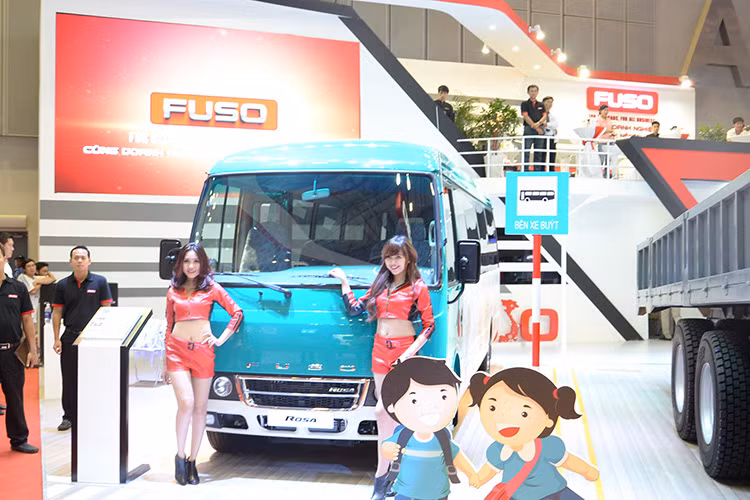 Bên cạnh mảng xe tải, Fuso cũng đem đến chiếc bus 29 chỗ Fuso Rosa, là chiếc xe hạng 29 chỗ ngồi đầu tiên được sản xuất tại Việt Nam.