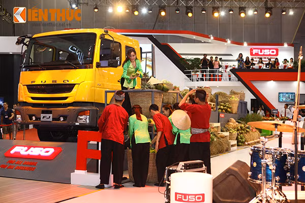 Đây là điểm đáng chú ý bởi lâu nay Fuso chỉ tập trung vào mảng xe tải nhẹ mà bỏ bẵng xe tải nặng cho các đối thủ Hàn Quốc và Trung Quốc. Ngoài ra, đáng tiếc là do điều kiện trưng bày chật hẹp nên mẫu xe tải hạng trung là FI 12 tấn không thể ra mắt người tiêu dùng.