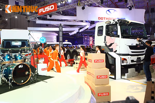 Lồng vào bối cảnh là sự kết hợp hài hòa của 4 mẫu xe thương mại FUSO, gồm xe tải nhẹ Canter 4.7 tấn, xe tải nặng Fighter FJ 24 tấn, xe đầu kéo Tractor FZ 49 tấn và xe buýt Rosa.