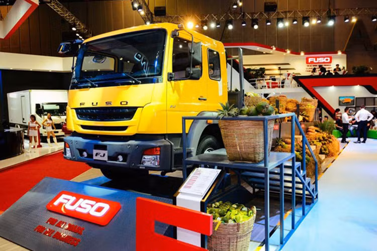 Cụ thể, gian hàng mang 2 tông màu chủ đạo xám và đỏ, với 3 khu vực nông thôn, những công trình đang xây dựng, cho đến khu vực thành thị của đất nước Việt Nam.