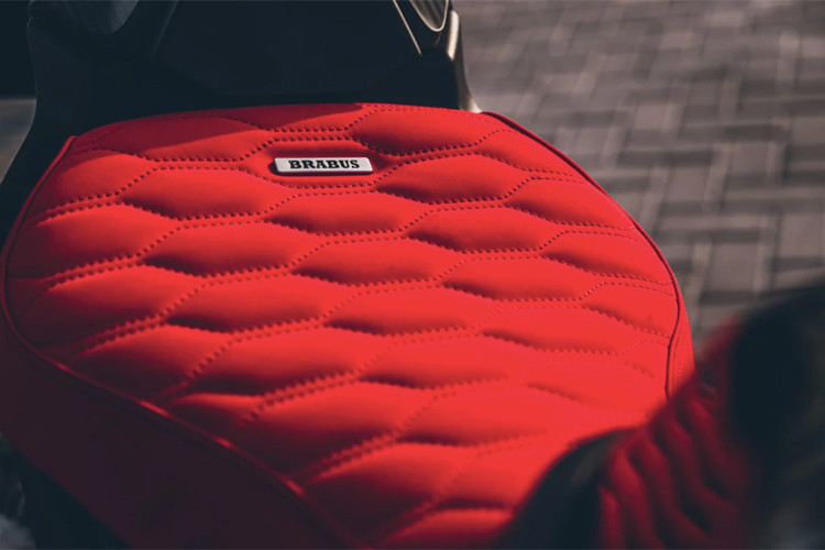 Hệ thống treo tiêu chuẩn của Brabus 1300 R là dòng WP Apex bán chủ động với 6 chế độ giảm chấn khác nhau, gồm: Comfort, Street, Sport, Track, Advanced, và Auto...