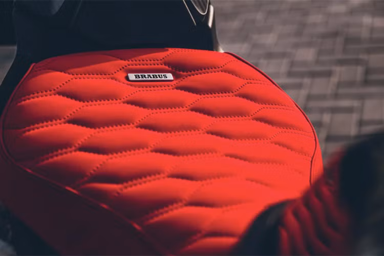 Hệ thống treo tiêu chuẩn của Brabus 1300 R là dòng WP Apex bán chủ động với 6 chế độ giảm chấn khác nhau, gồm: Comfort, Street, Sport, Track, Advanced, và Auto...
