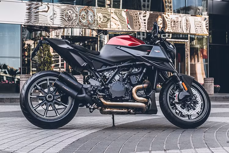 Như các thông tin đã đăng tải trước đó, Brabus 1300 R là mẫu xe đánh dấu lần đầu tiên KTM và Brabus bắt tay hợp tác ở mảng xe hai bánh. Tổng cộng sẽ có 154 chiếc Brabus 1300 R được sản xuất, trong đó 77 chiếc sẽ có màu Đỏ, 77 chiếc màu Đen.