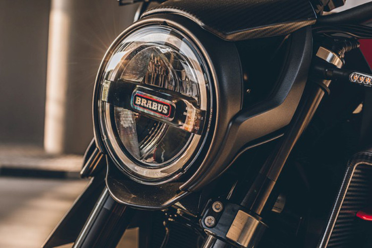 Siêu môtô Brabus 1300 R được phát triển dựa trên nguyên bản xe KTM 1290 Super Duke R EVO, vậy nên sẽ thừa hưởng nhiều trang bị của mẫu hyper naked của hãng xe Áo.