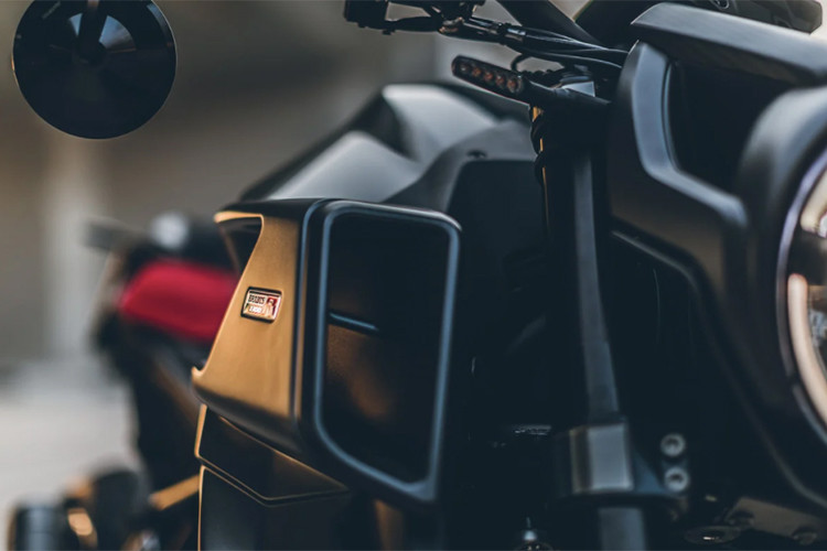 Bộ phanh của xe gồm đĩa đôi 320 mm ở trước kèm củ phanh Brembo Stylema 4 piston, trong khi đĩa sau có kích thước 240mm đi kèm củ phnh Brembo 2 piston. Hệ thống xả nguyên bản được thay bằng lon ống xả kéo slip-on của Brabus, mang đến cho xe âm thanh đặc trưng và phấn khích hơn.