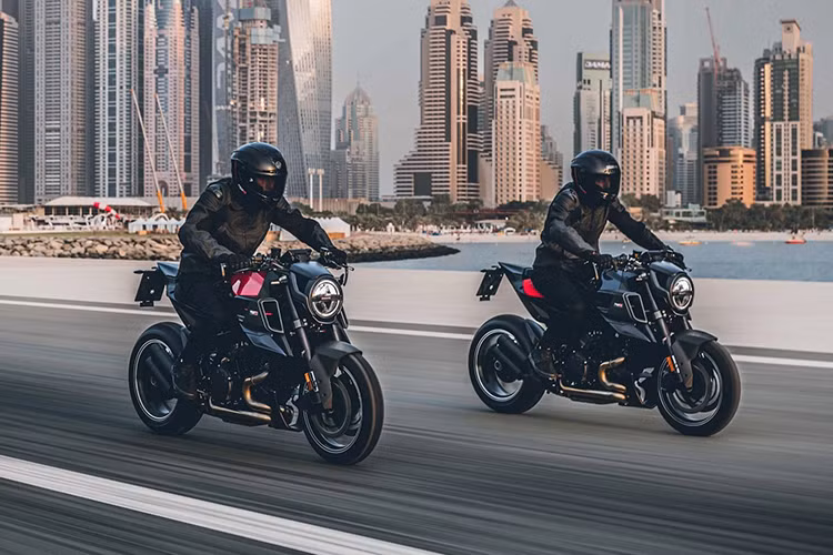 Cùng với đó là rất nhiều chi tiết bằng sợi carbon như mão ốp đèn pha, hốc gió, cắn bùn trước, ốp điều gió làm mát phanh, ốp gầm máy, ốp chắn xích, ốp kê gót chân, ốp bưởng côn, bưởng điện, ốp ổ khóa và ốp bình xăng.