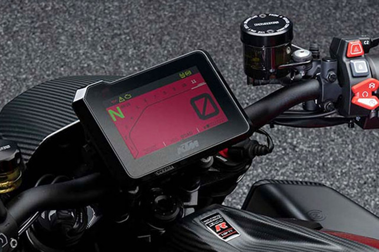 Đầu tiên là khối động cơ LC8 mạnh mẽ với thiết lập V-Twin, dung tích 1.301cc, làm mát bằng dung dịch, sản sinh công suất 180 mã lực tại tua máy 9.500 vòng/phút và mômen xoắn cực đại 140 Nm tại tua máy 8.000 vòng/phút.