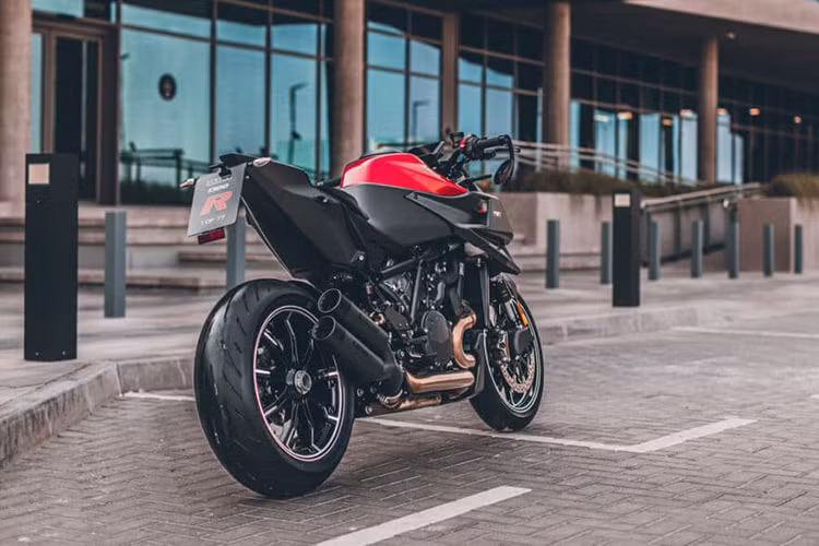 Thêm vào đó giảm xóc lò xo phía sau có thể chỉnh tải với hành trình 20mm thông qua nút điều khiển trên bảng đồng hồ TFT. Bên cạnh đó, hệ thống treo này còn có 3 chế độ chỉnh tải trước tự động, có khả năng tự động thay đổi thiết lập tùy thuộc vào trọng lượng của người lái.