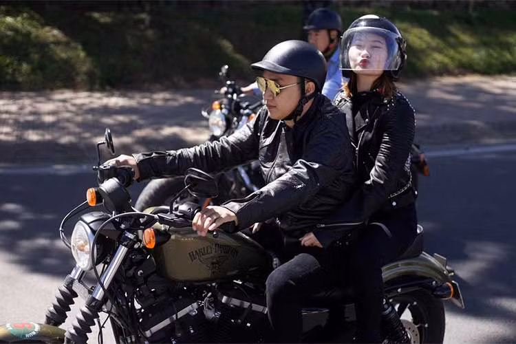 Những người bạn đam mê dòng xe môtô Harley-Davidson từ Sài Gòn về Đà Lạt dự đám hỏi cũng rất phấn khích tại sự kiện đầy ý nghĩa này.