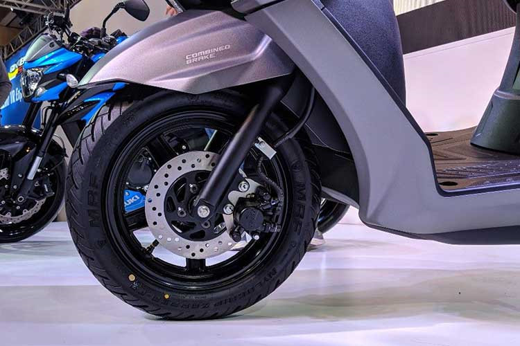 Hệ thống treo của Suzuki Burgman Street 2018 bao gồm phuộc telescopic ở phía trước, và hấp thụ sốc thủy lực ở phía sau. Phanh dạng đĩa đơn, sau là phanh trống. La-zăng 12 inch phía trước sử dụng lốp không săm 90/90, phía sau là la-zăng 10 inch sử dụng lốp không săm 90/100.