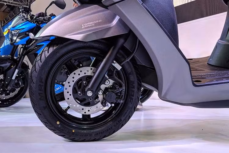 Hệ thống treo của Suzuki Burgman Street 2018 bao gồm phuộc telescopic ở phía trước, và hấp thụ sốc thủy lực ở phía sau. Phanh dạng đĩa đơn, sau là phanh trống. La-zăng 12 inch phía trước sử dụng lốp không săm 90/90, phía sau là la-zăng 10 inch sử dụng lốp không săm 90/100.