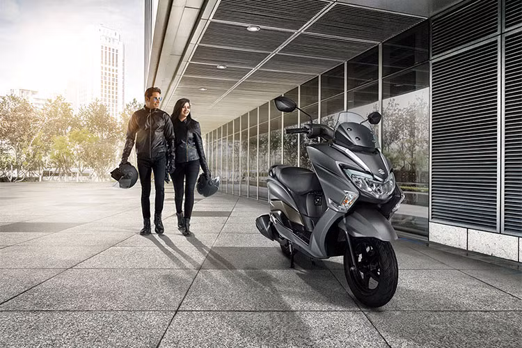 Thương hiệu xe máy Nhật Bản vừa chính thức trình làng mẫu xe ga Suzuki Burgman 125 Street mới tại thị trường Ấn Độ, thông qua triển lãm AutoExpo 2018 hồi đầu năm. Được biết, đến 19/7/2018 này thì mẫu Burgman Street 125 mới chính thức được bán ra thị trường này.