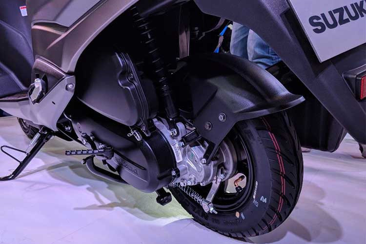 Động cơ của Suzuki Burgman Street 125 mới cũng được thừa hưởng từ mẫu xe ga Suzuki Acess 125 với xylanh đơn, dung tích 124cc, làm mát bằng gió, sản sinh công suất 8,6 mã lực tại tua máy 7.000 vòng/phút và mômen xoắn cực đại 10,2 Nm tại tua máy 5.000 vòng/phút.