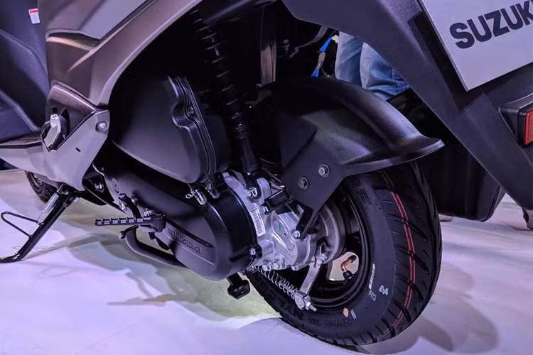 Động cơ của Suzuki Burgman Street 125 mới cũng được thừa hưởng từ mẫu xe ga Suzuki Acess 125 với xylanh đơn, dung tích 124cc, làm mát bằng gió, sản sinh công suất 8,6 mã lực tại tua máy 7.000 vòng/phút và mômen xoắn cực đại 10,2 Nm tại tua máy 5.000 vòng/phút.