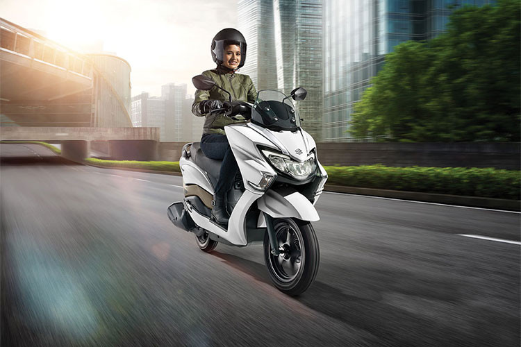 Tốc độ tối đa của Burgman 125 mới khoảng 110km/h, đạt tiêu chuẩn khí thải mới tại Ấn Độ và mức tiêu thụ nhiên liệu được đánh giá khá thấp. Các trang bị khác được xem là ưu điểm của mẫu xe này bao gồm; vị trí để chân rộng lớn, có sẵn kính chắn gió, tích hợp cổng sạc USB 12V trong cốp...