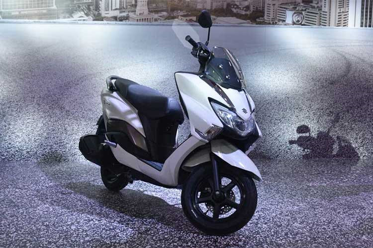 Burgman 125 phiên bản mới là một lựa chọn hợp lý cho những ai thường xuyên di chuyển trong các thành phố lớn và đông đúc. Các kích thước cơ bản của mẫu xe ga 125 phân khối đến từ Nhật Bản được thu gọn hơn trước đây, bao gồm chiều dài 1.884 mm, rộng 661 mm, cao 1.163 mm. 