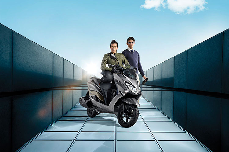 Suzuki Burgman 125 Street sẽ có giá bán 70.000 Rupee (tương đương 23 triệu đồng). Tại thị trường Ấn Độ. Xe có tổng cộng 3 phiên bản màu sắc khác nhau cho khách hàng lựa chọn gồm: Trắng, Xám, Đen. Xe sẽ đến tay các khách hàng tại thị trường đông dân thứ hai thế giới từ ngày 19/7 tới.