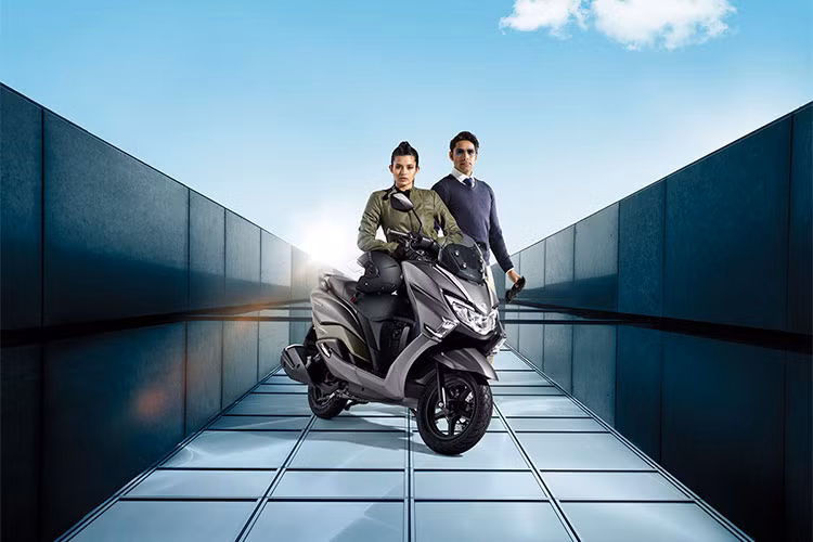 Suzuki Burgman 125 Street sẽ có giá bán 70.000 Rupee (tương đương 23 triệu đồng). Tại thị trường Ấn Độ. Xe có tổng cộng 3 phiên bản màu sắc khác nhau cho khách hàng lựa chọn gồm: Trắng, Xám, Đen. Xe sẽ đến tay các khách hàng tại thị trường đông dân thứ hai thế giới từ ngày 19/7 tới.