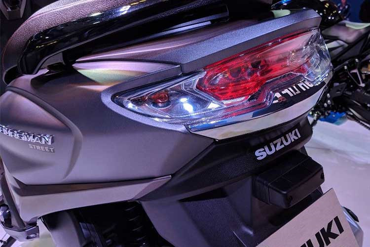 Xe được trang bị cốp dưới yên khá rộng, đủ chỗ chứa hai chiếc mũ bảo hiểm bửa đầu kèm hệ thống đèn chiếu sáng tiện lợi. Hệ thống tay xách phía sau cũng được thiết kế lại, liền mạch chứ không chia đôi như trước đây. Chiều cao yên xe cũng giảm bớt, phù hợp với đa dạng người dùng. Hệ thống đèn chiếu sáng phía sau dạng cùng xi nhan dạng led.