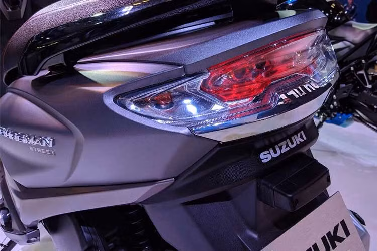 Xe được trang bị cốp dưới yên khá rộng, đủ chỗ chứa hai chiếc mũ bảo hiểm bửa đầu kèm hệ thống đèn chiếu sáng tiện lợi. Hệ thống tay xách phía sau cũng được thiết kế lại, liền mạch chứ không chia đôi như trước đây. Chiều cao yên xe cũng giảm bớt, phù hợp với đa dạng người dùng. Hệ thống đèn chiếu sáng phía sau dạng cùng xi nhan dạng led.