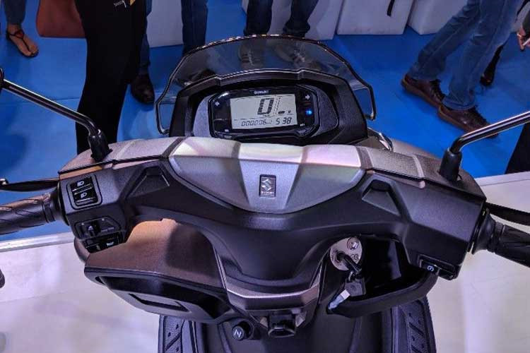 Bảng đồng hồ trên xe cải tiến với màn hình LCD mới để hiển thị giờ, vòng tua máy, tốc độ và lượng nhiên liệu tiêu thụ.... tay lái xe thiết kế cao cùng ốp nhựa lớn khá ấn tượng. Các nút bấm trên xe không thay đổi so với các mẫu xe ga của Suzuki hiện nay, khá dễ dàng sử dụng. 