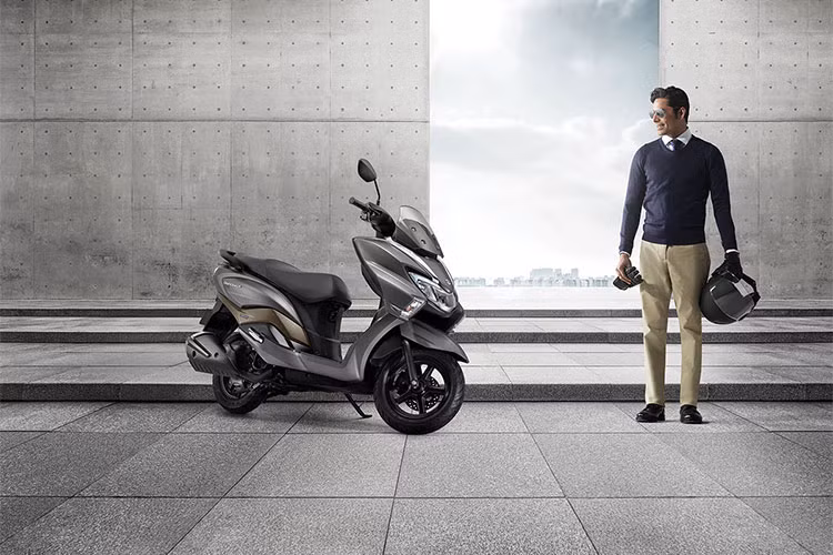 Dù chỉ là một mẫu xe ga Suzuki giá rẻ, nhưng Burgman Street 125 lại sở hữu thiết kế khá sang trọng và thời trang, tương tự như các mẫu xe châu Âu. Theo đại diện nhà phân phối Suzuki tại Ấn Độ cho biết, mẫu xe ga cỡ lớn Burgman Street 2018 này đã được thu gọn hơn so với trước đây, nhưng vẫn mang đậm phong cách của phiên bản từng ra mắt tại châu Âu.