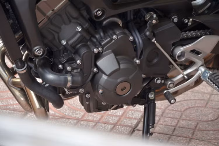 Động cơ sản sinh công suất tối đa 115 mã lực tại 10.000 vòng/phút và mô-men xoắn cực đại 87,5 Nm tại 8.500 vòng/phút. Sức mạnh được truyền tới bánh thông qua hộp số sàn 6 cấp.