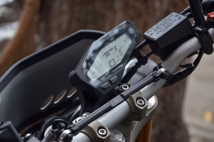 Đồng hồ công tơ mét dạng màn hình LCD số trên Yamaha MT-09 Sport tracker khá nhỏ, với các chức năng đơn giản.