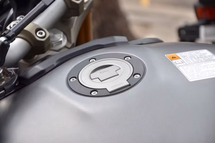 Yamaha MT-09 Sport tracker sở hữu bình xăng đã được tái thiết kế với những đường gân hầm hố hơn với dung tích 14 lít,