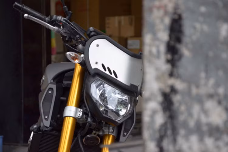 Đầu xe được thiết kế khá đơn giản với một ốp núp gió phía trên đèn pha, đầu xe thuôi dốc dần chứ không ngạo nghễ khiêu khích như những đối thủ nakedbike tốc độ khác.