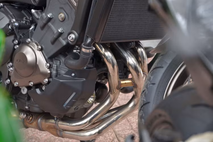 Cụm động cơ 3 xy-lanh thẳng hàng 847cc nhưng khá nhỏ nhắn chiếu theo tiết diện ngang. Xe được trang bị hệ thống tản nhiệt bằng dung dịch.