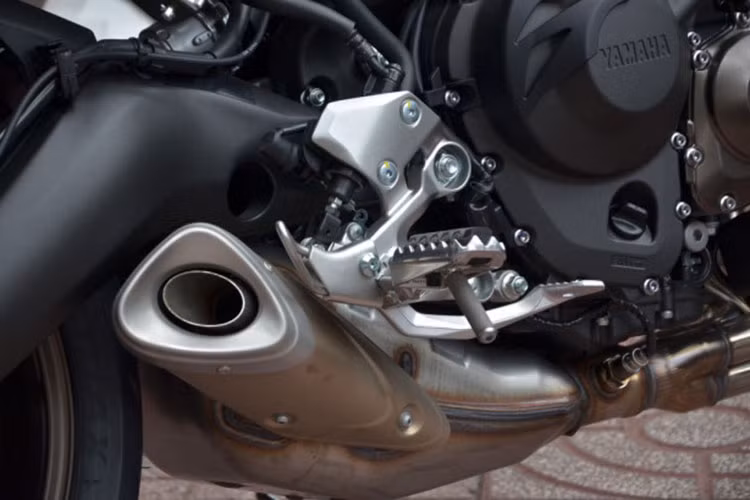 Yamaha MT-09 Sport tracker được trang bị động cơ Crossplane 3 xi-lanh, làm mát bằng chất lỏng, dung tích 847cc.