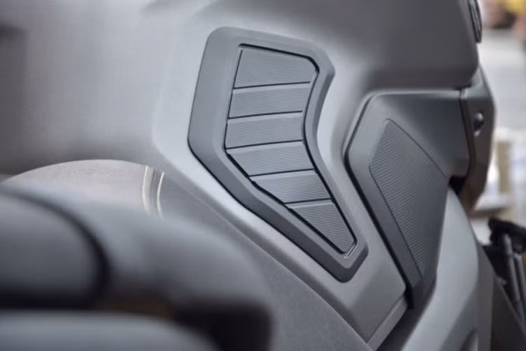 Phần đệm đầu gối mang phong cách cổ điển. Nó không chỉ có độ bám tốt, phần đệm đầu gối còn dễ điều chỉnh theo ý muốn của người lái.