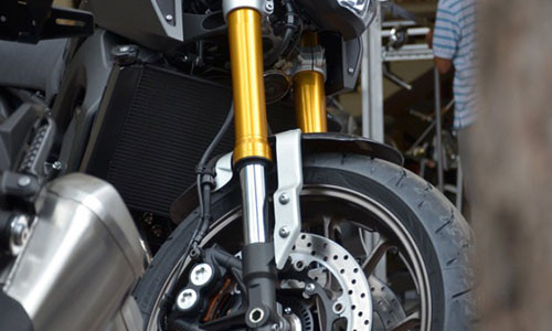 Xe sở hữu giảm sóc USD trước hành trình 137mm, vành xe 17 inch màu đồng mờ.