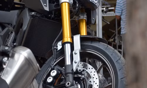 Xe sở hữu giảm sóc USD trước hành trình 137mm, vành xe 17 inch màu đồng mờ.